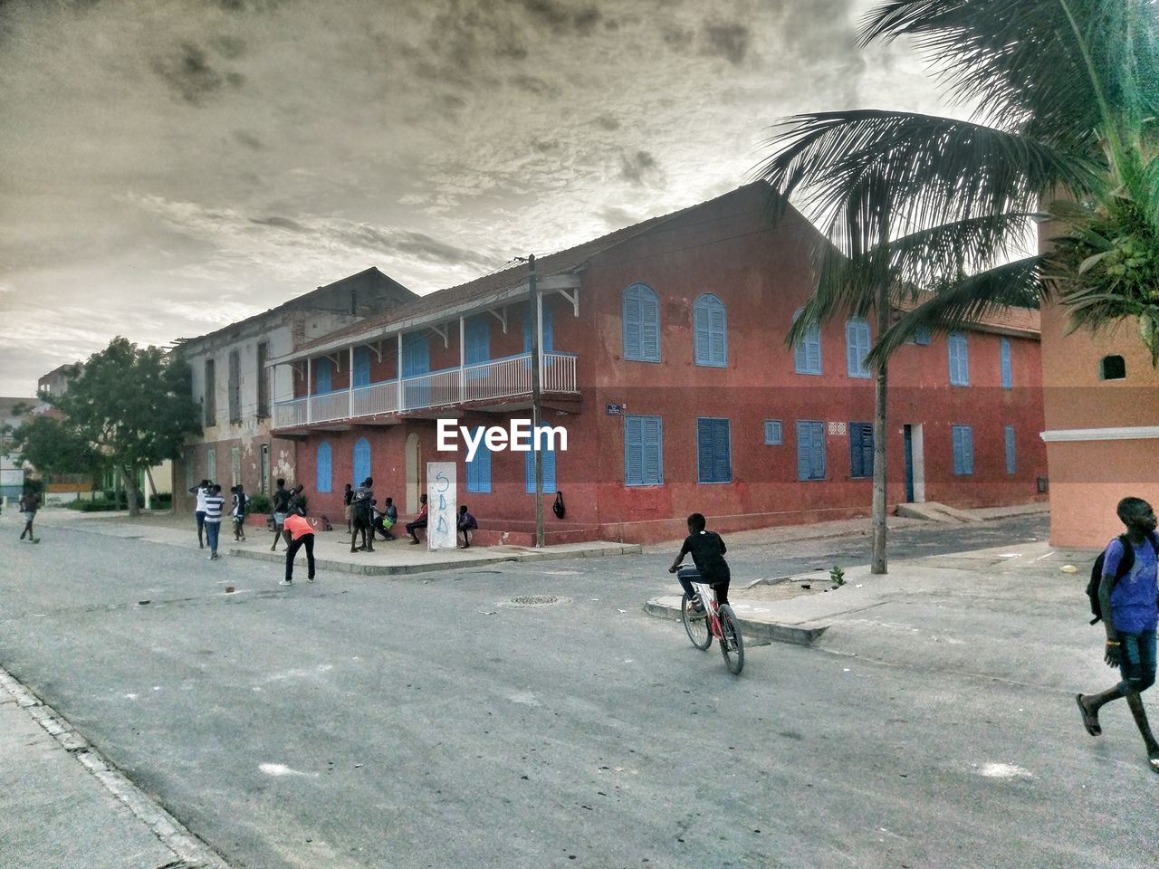 PEOPLE IN FRONT OF BUILDINGS