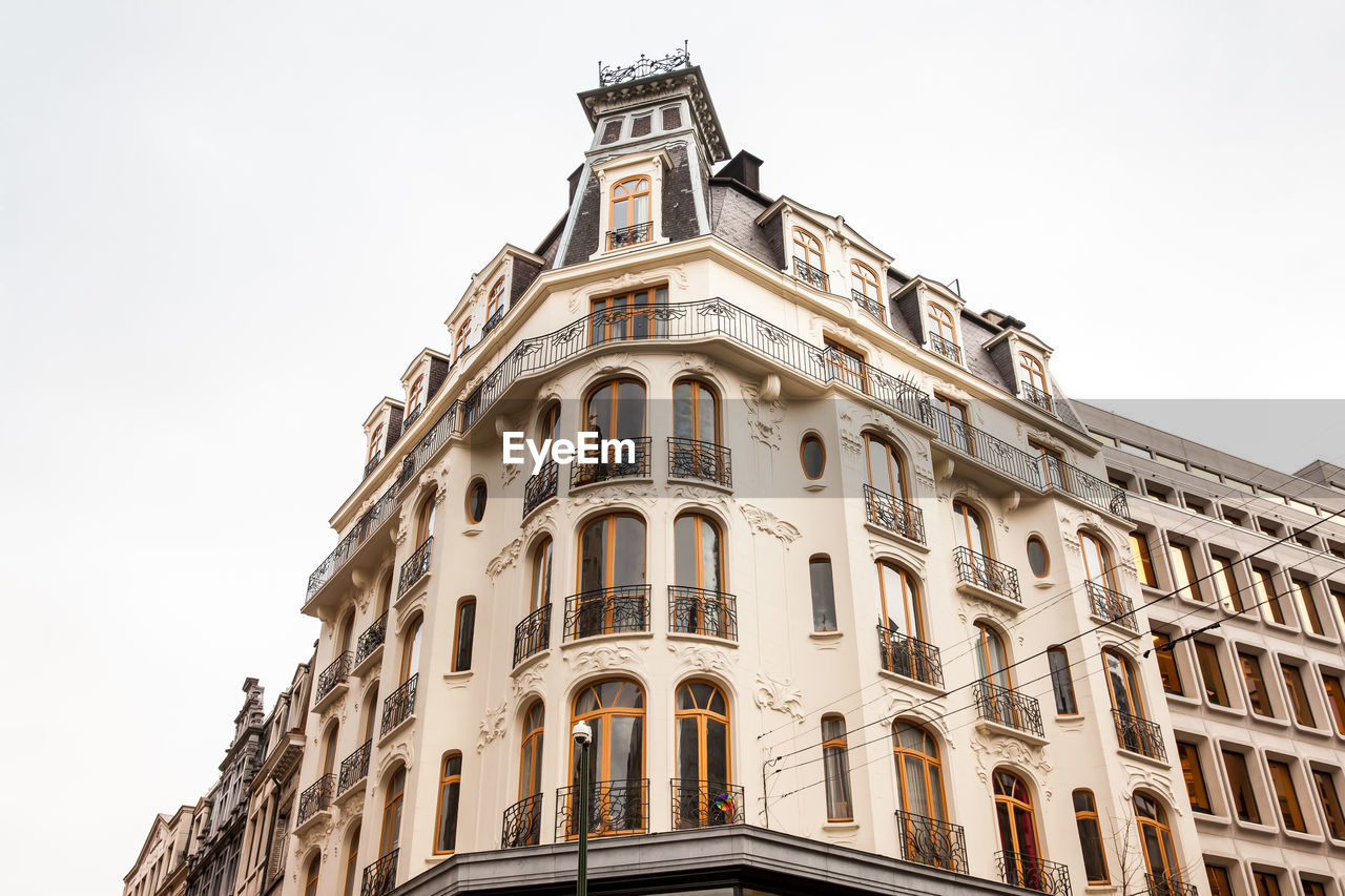 LOW ANGLE VIEW OF BUILDING AGAINST CLEAR SKY