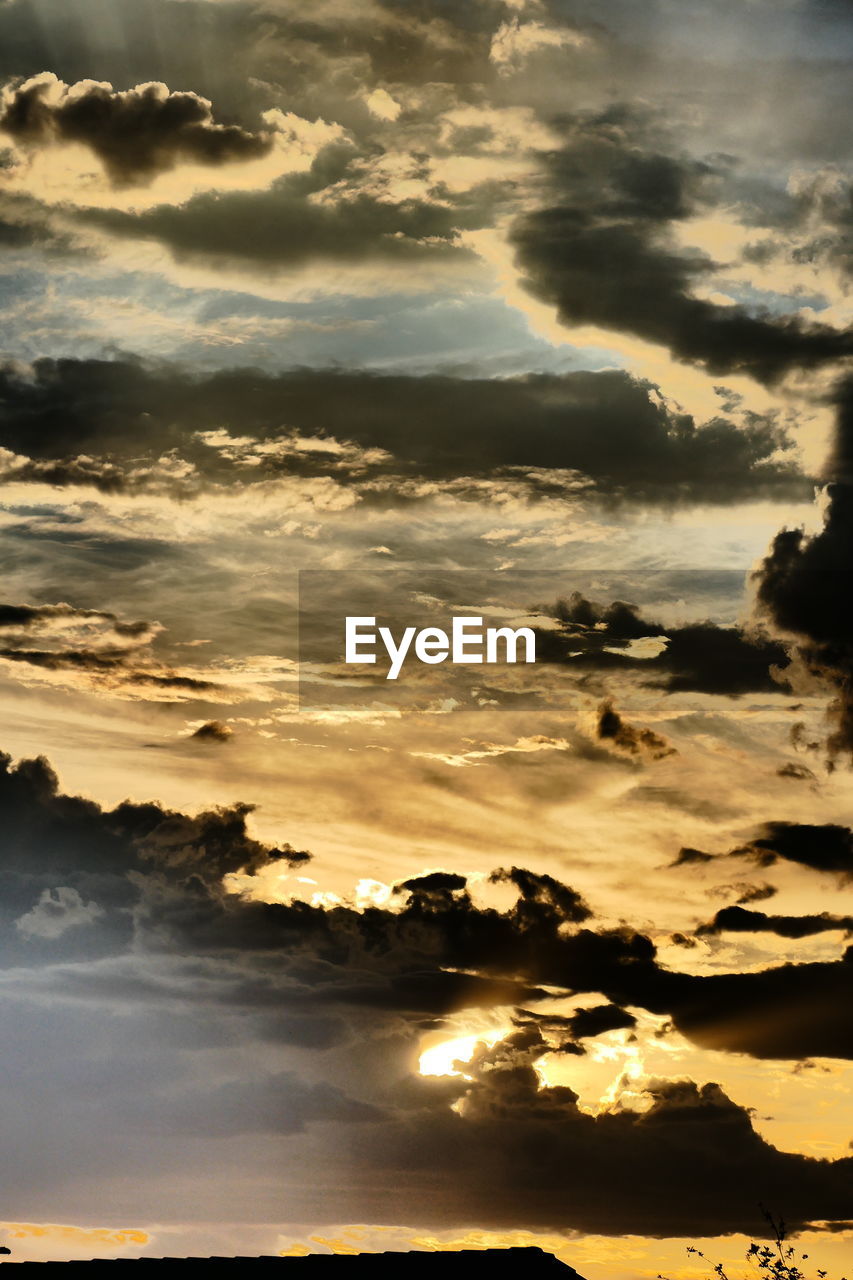 LOW ANGLE VIEW OF CLOUDSCAPE AGAINST SKY DURING SUNSET