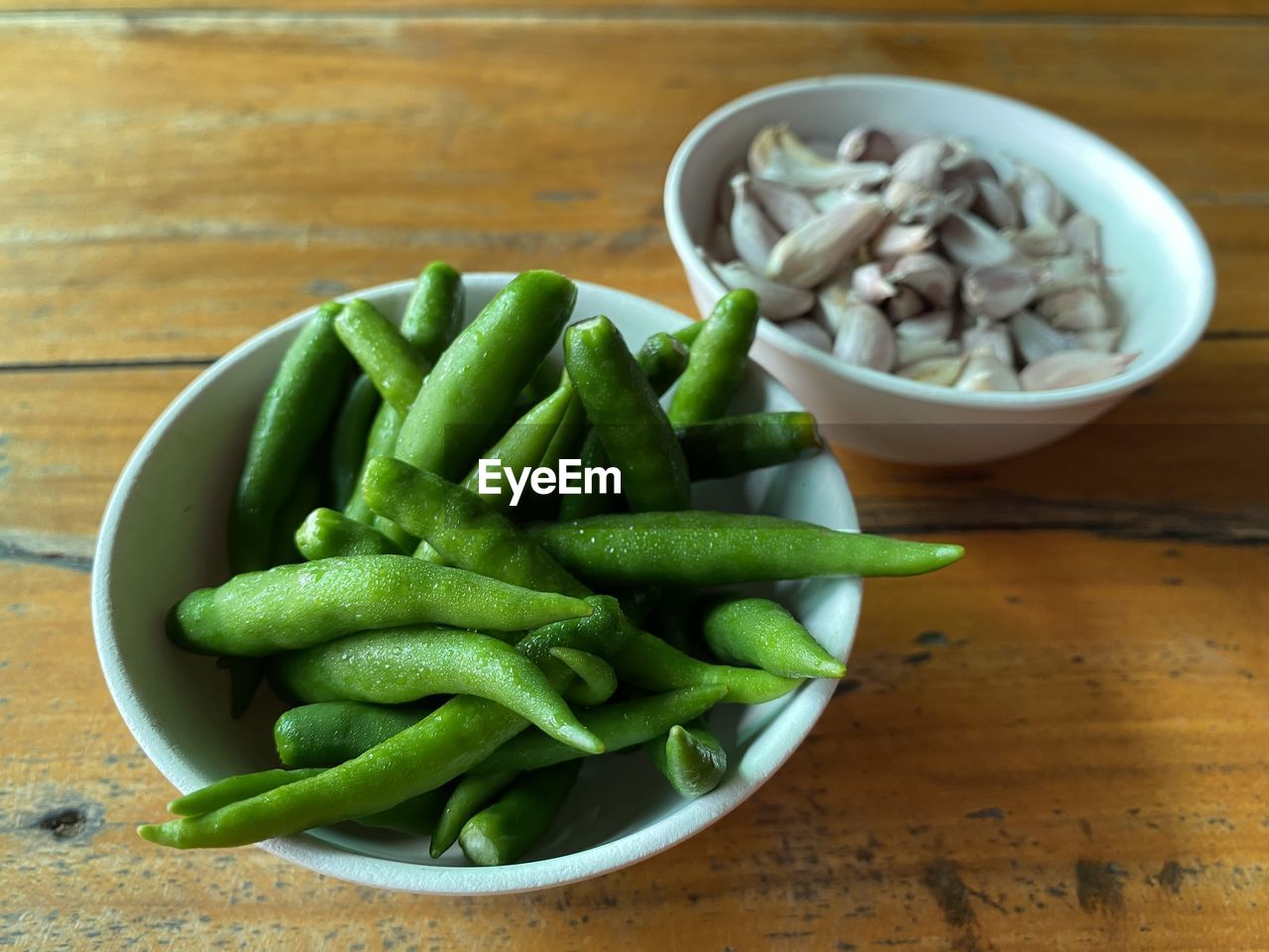 HIGH ANGLE VIEW OF VEGETABLE SALAD IN BOWL ON TABLE