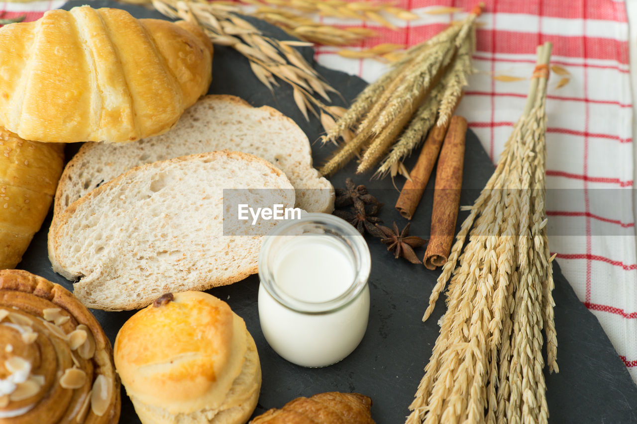 HIGH ANGLE VIEW OF BREAD IN BASKET