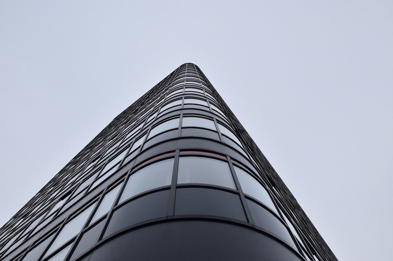 LOW ANGLE VIEW OF MODERN BUILDING AGAINST CLEAR SKY