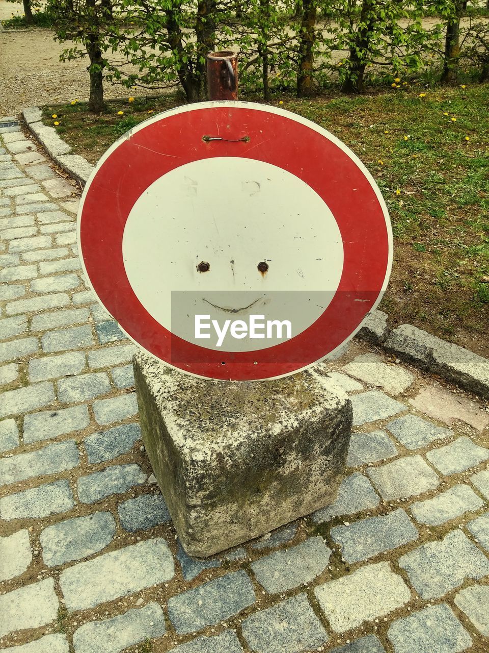 CLOSE-UP OF SIGN BOARD ON ROAD