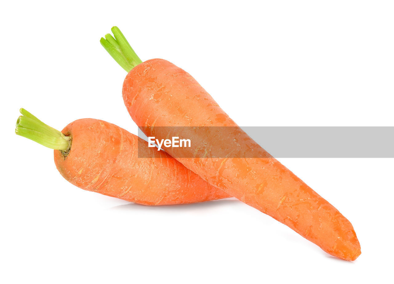 HIGH ANGLE VIEW OF ORANGE LEAF AGAINST WHITE BACKGROUND