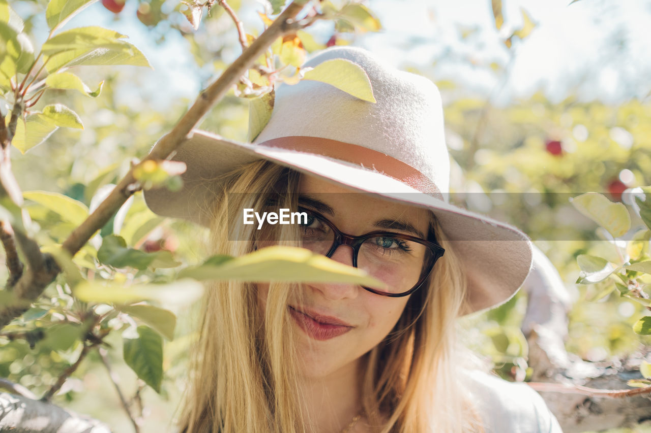 CLOSE-UP PORTRAIT OF YOUNG WOMAN WITH HAT