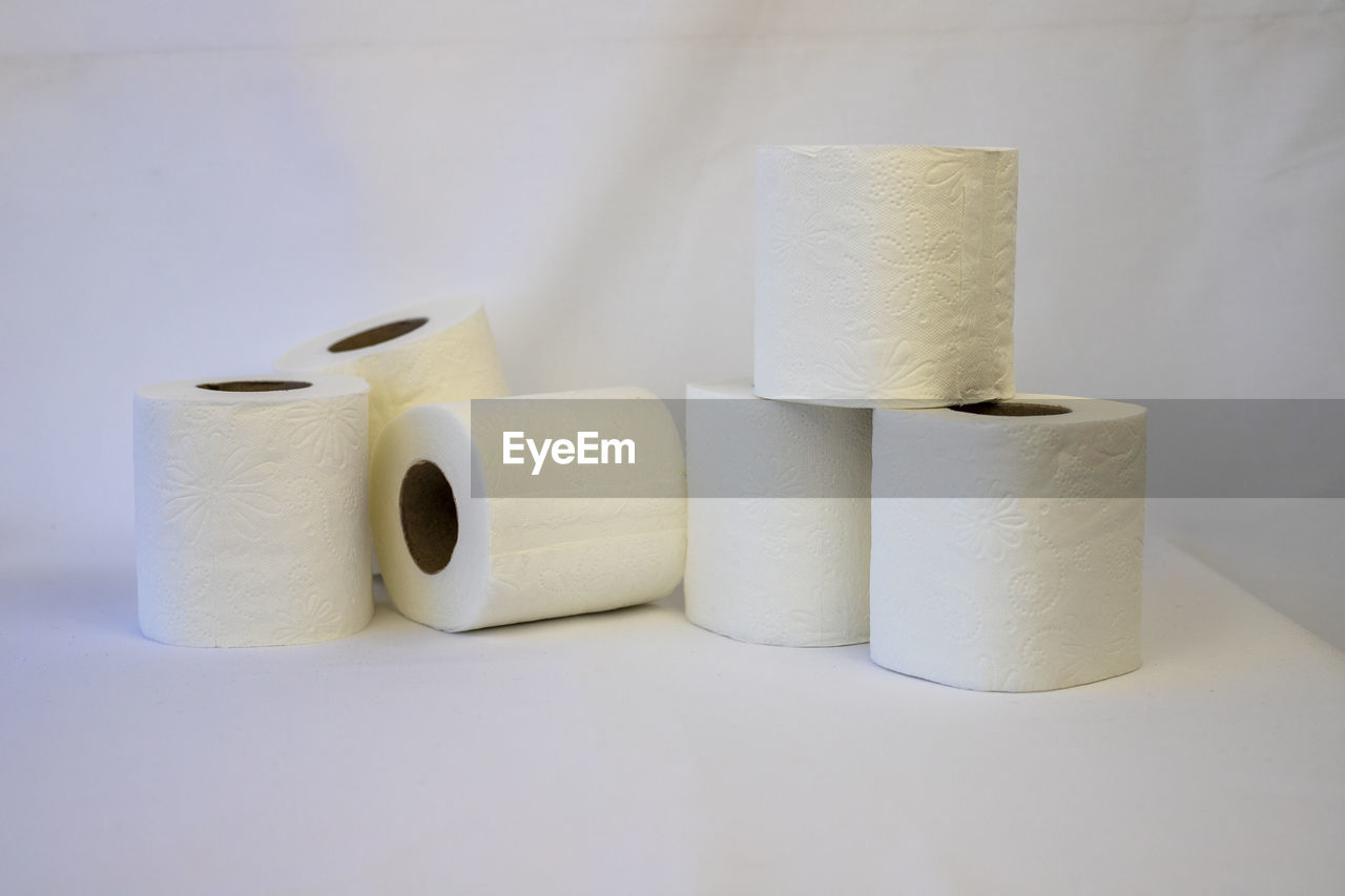 paper towel, toilet paper, paper, rolled up, cylinder, indoors, no people, hygiene, white, textile, spool, still life