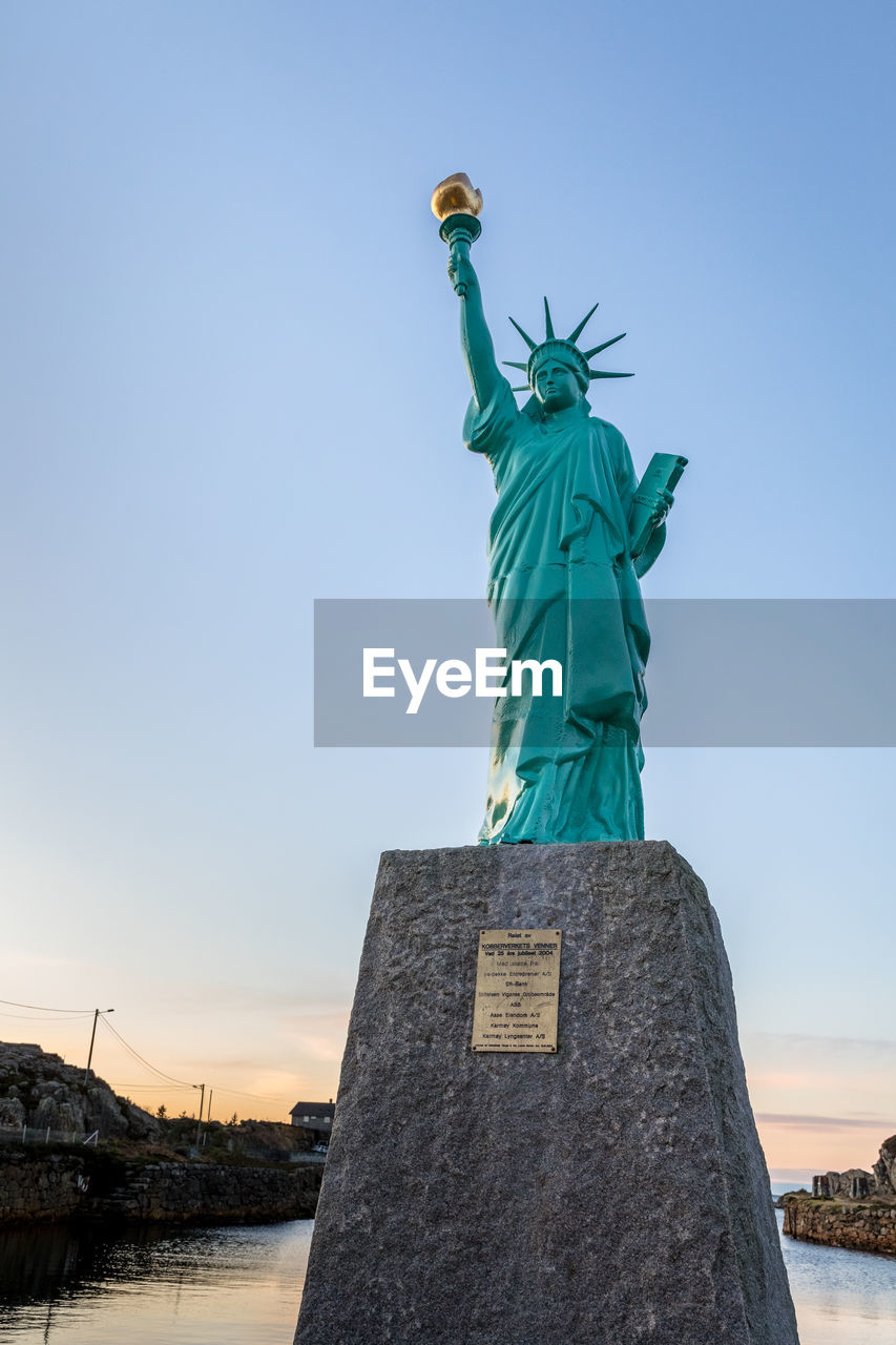 LOW ANGLE VIEW OF STATUE AGAINST THE SKY