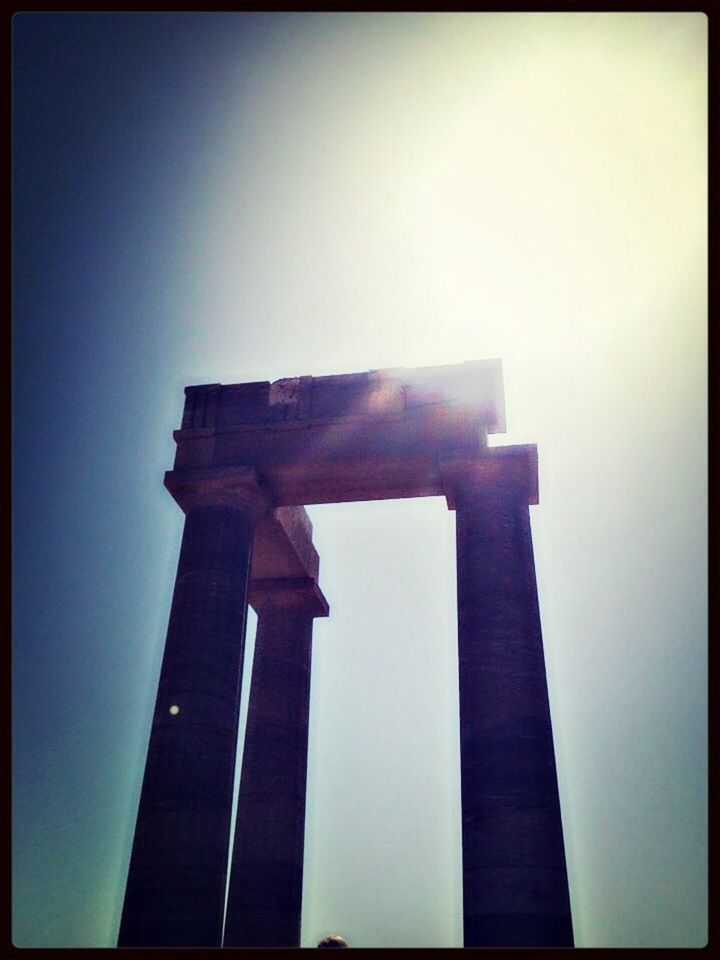 LOW ANGLE VIEW OF BUILT STRUCTURE AGAINST SKY