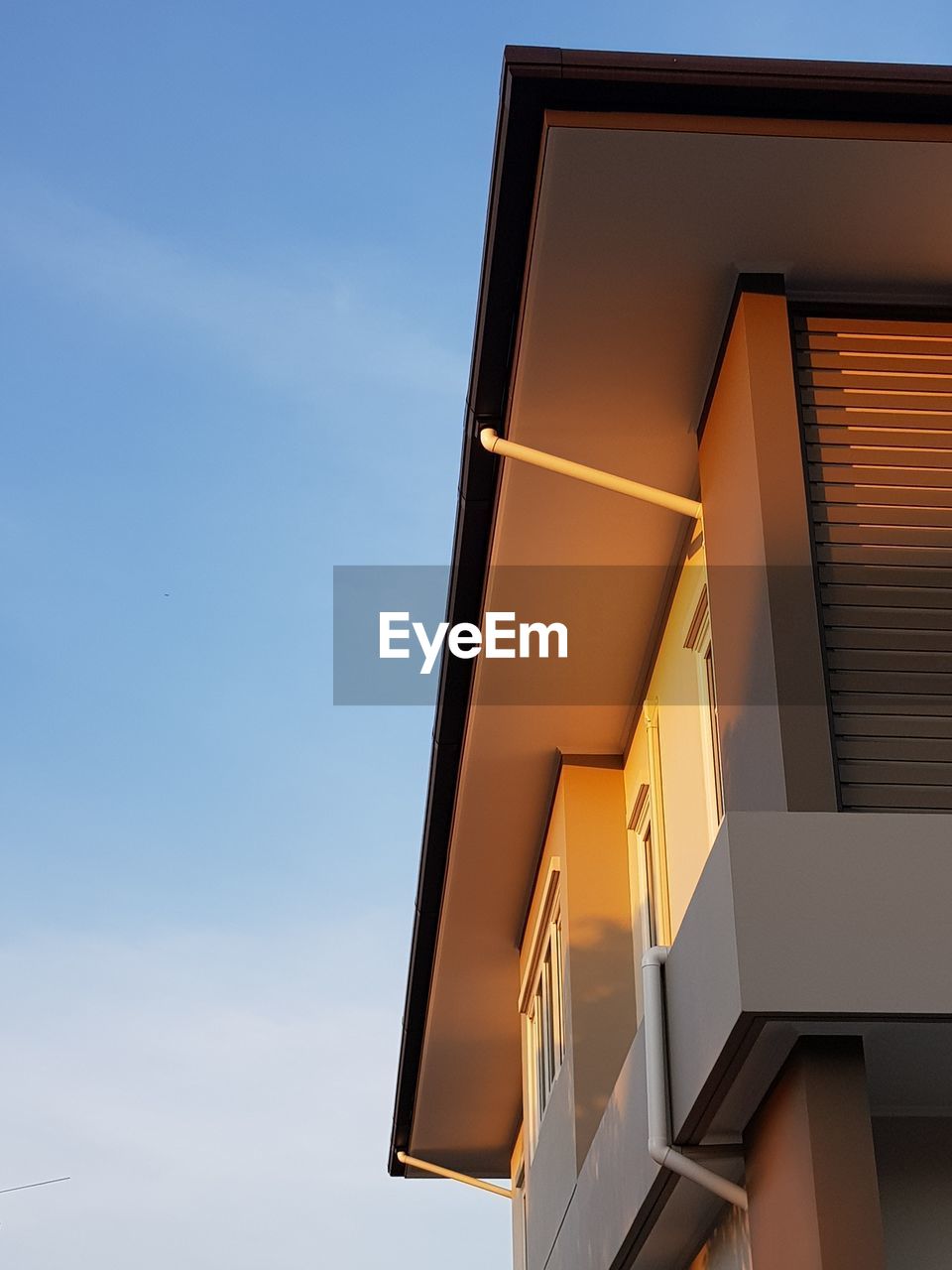 LOW ANGLE VIEW OF RESIDENTIAL BUILDINGS AGAINST SKY