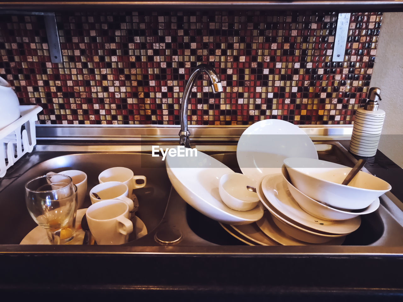 CLOSE-UP OF COFFEE CUPS ON TABLE IN KITCHEN