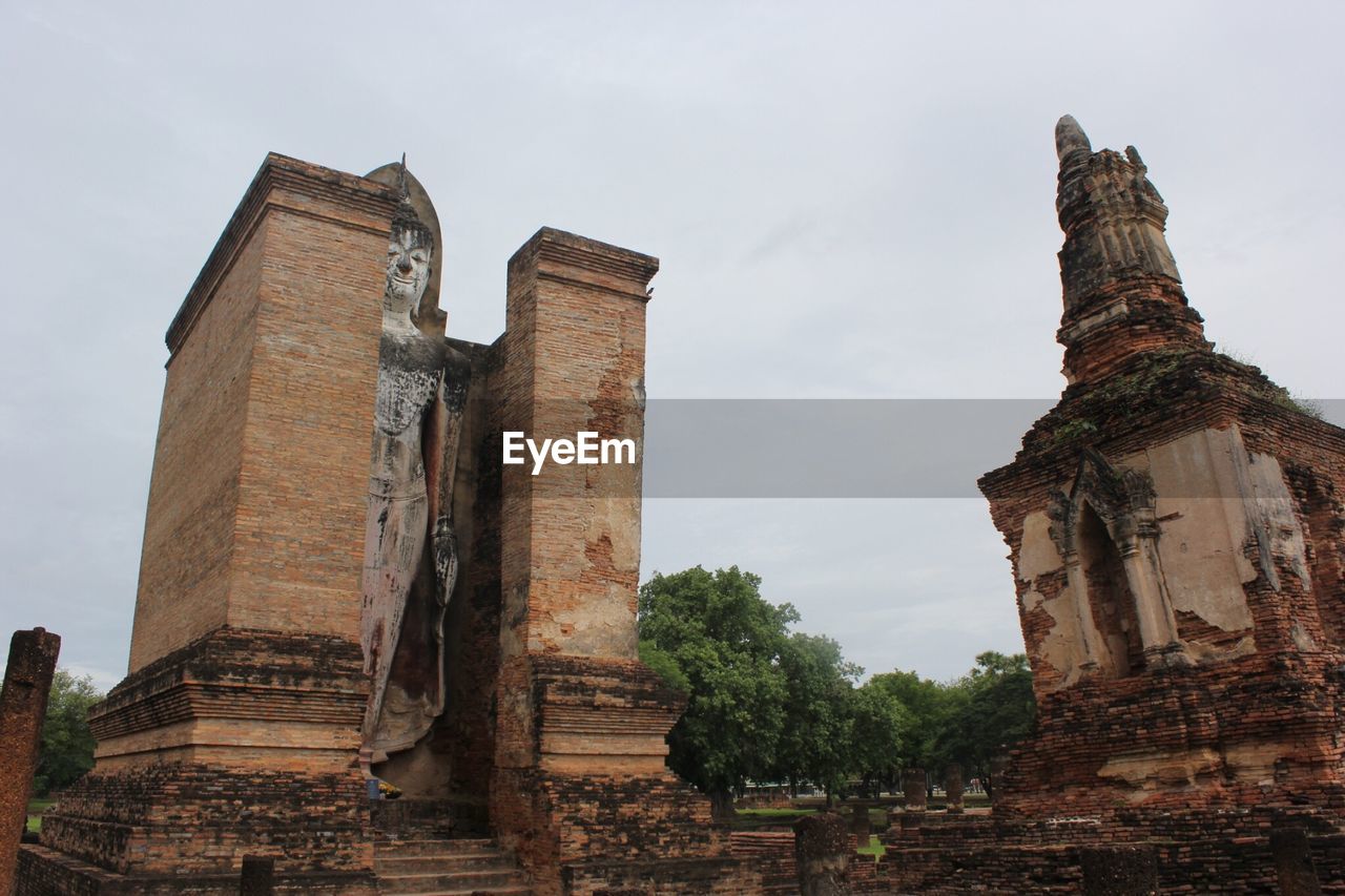 LOW ANGLE VIEW OF OLD TEMPLE BUILDING