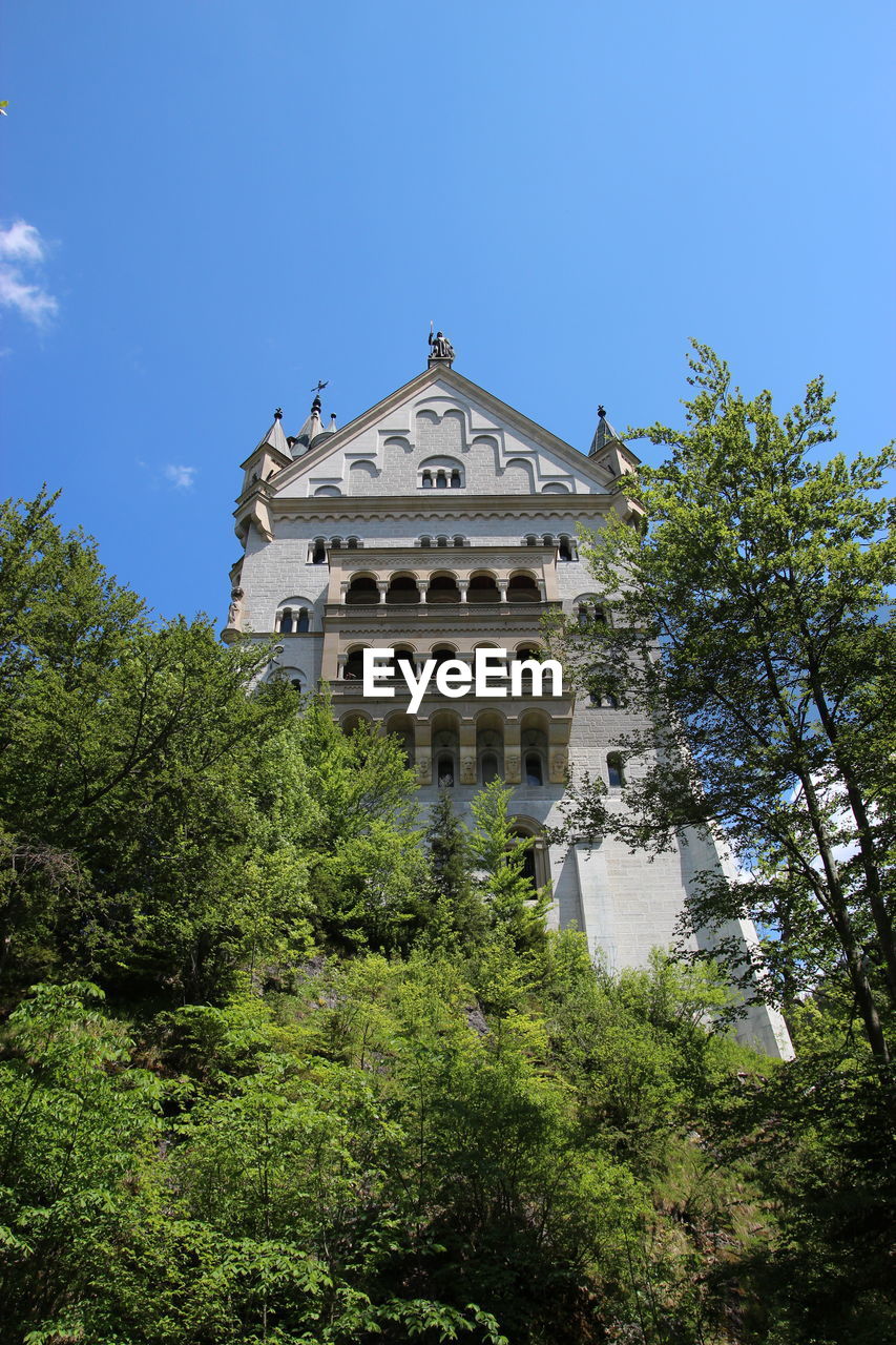 LOW ANGLE VIEW OF BUILDING AGAINST CLEAR SKY