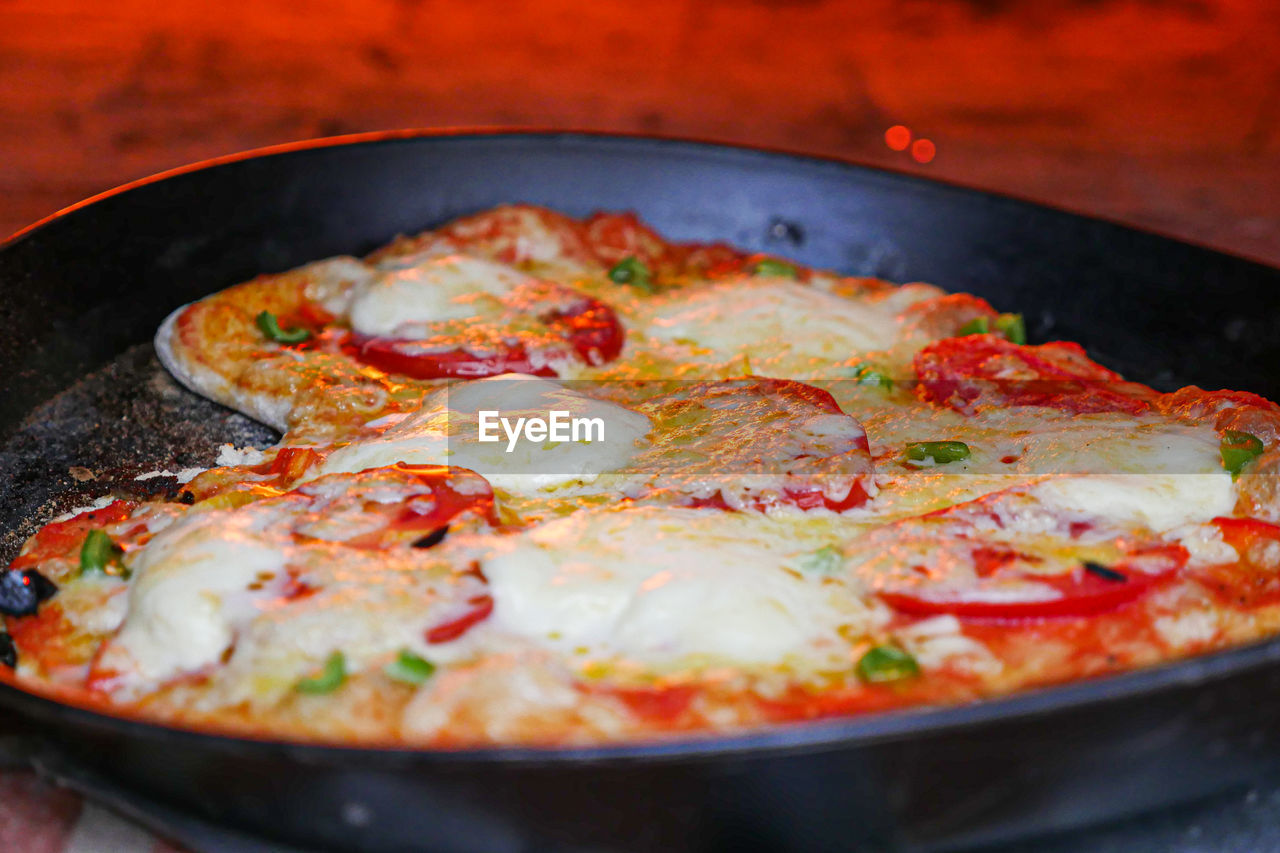 CLOSE-UP OF PIZZA SERVED IN PAN