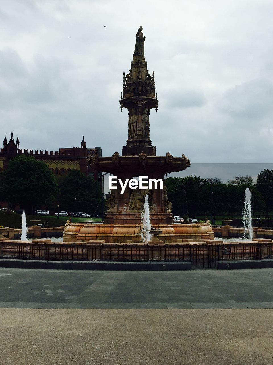 VIEW OF MONUMENT AGAINST CLOUDY SKY