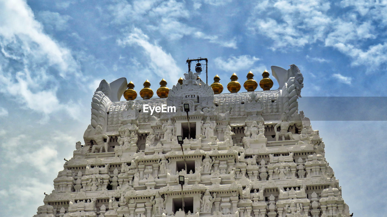 LOW ANGLE VIEW OF TEMPLE BUILDING AGAINST SKY