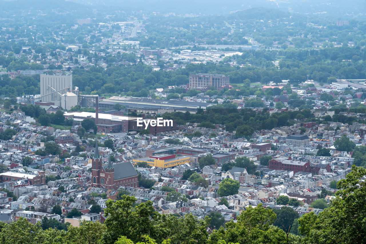 HIGH ANGLE VIEW OF TOWNSCAPE AGAINST SKY