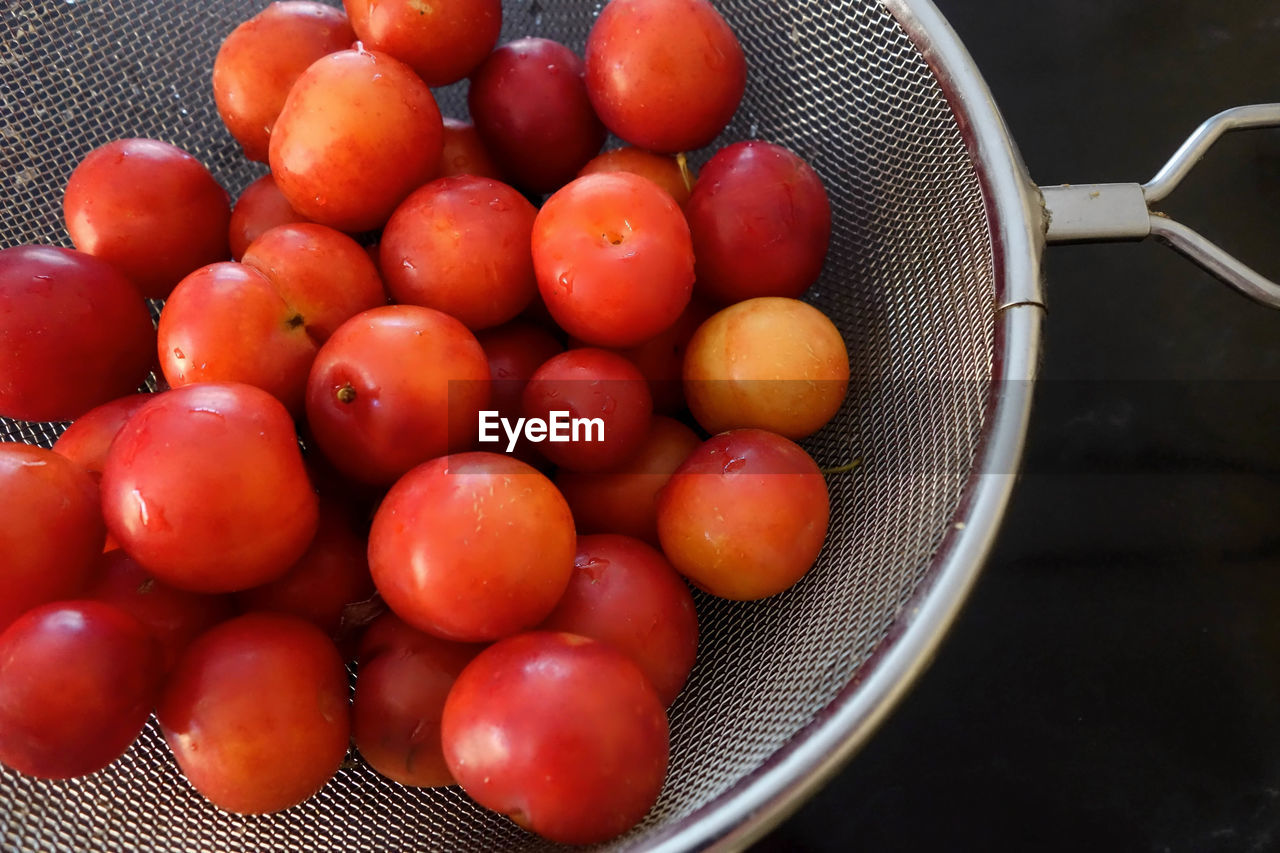 HIGH ANGLE VIEW OF ORANGES IN PLATE