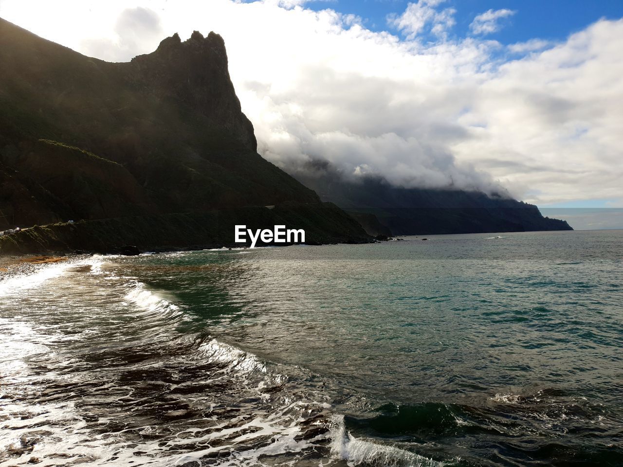 SCENIC VIEW OF SEA AND MOUNTAIN AGAINST SKY