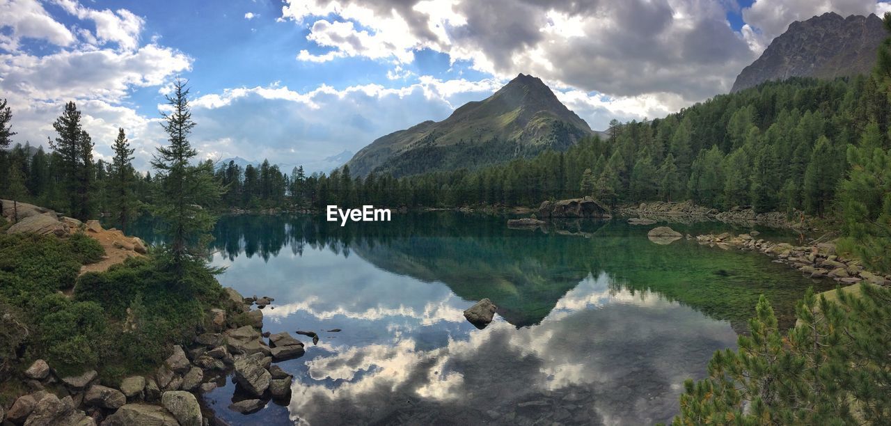 Panoramic view of lake and mountains against sky