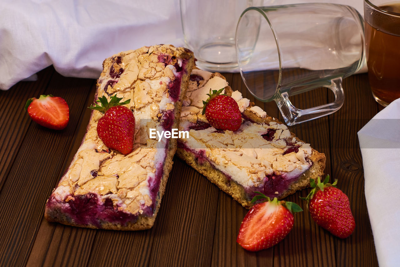 HIGH ANGLE VIEW OF BREAKFAST IN PLATE