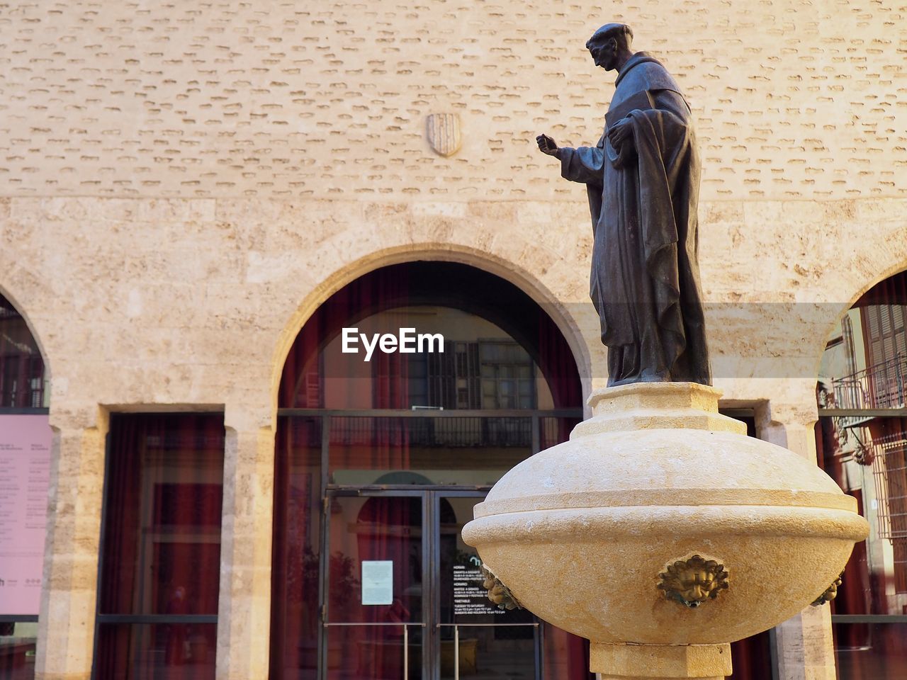 REAR VIEW OF STATUE AGAINST BUILDING IN CITY