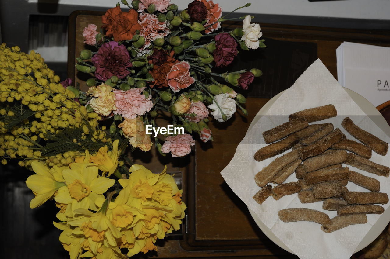 HIGH ANGLE VIEW OF FLOWERING PLANT IN VASE ON TABLE