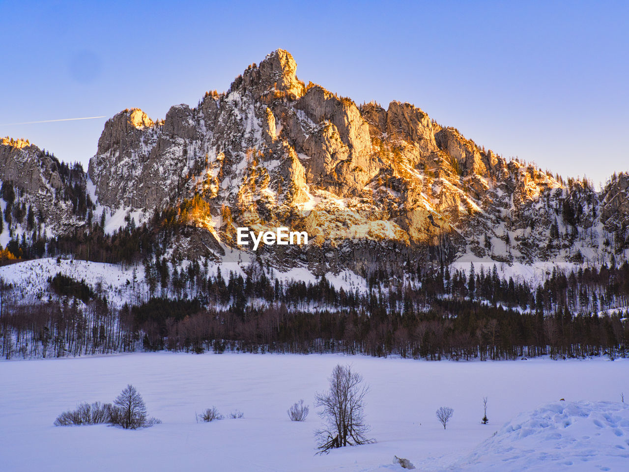 Winter afternoon at the snowcovered laudachsee