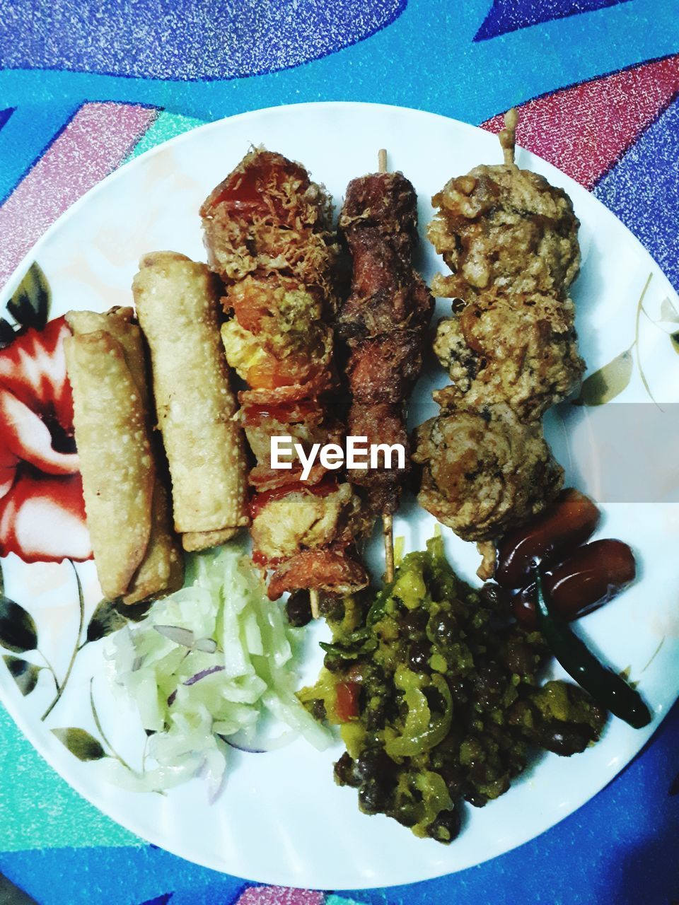 HIGH ANGLE VIEW OF FOOD SERVED IN PLATE