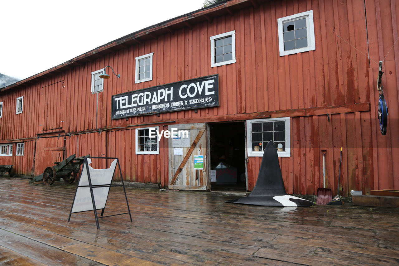 INFORMATION SIGN ON TABLE BY HOUSE