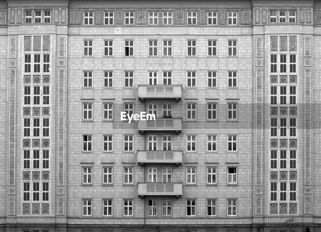 FULL FRAME SHOT OF RESIDENTIAL BUILDING