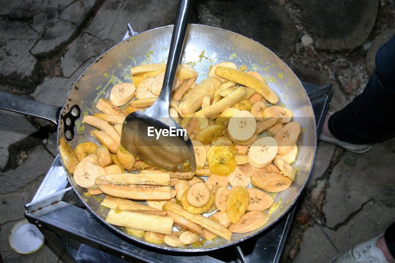 HIGH ANGLE VIEW OF BREAD ON PLATE