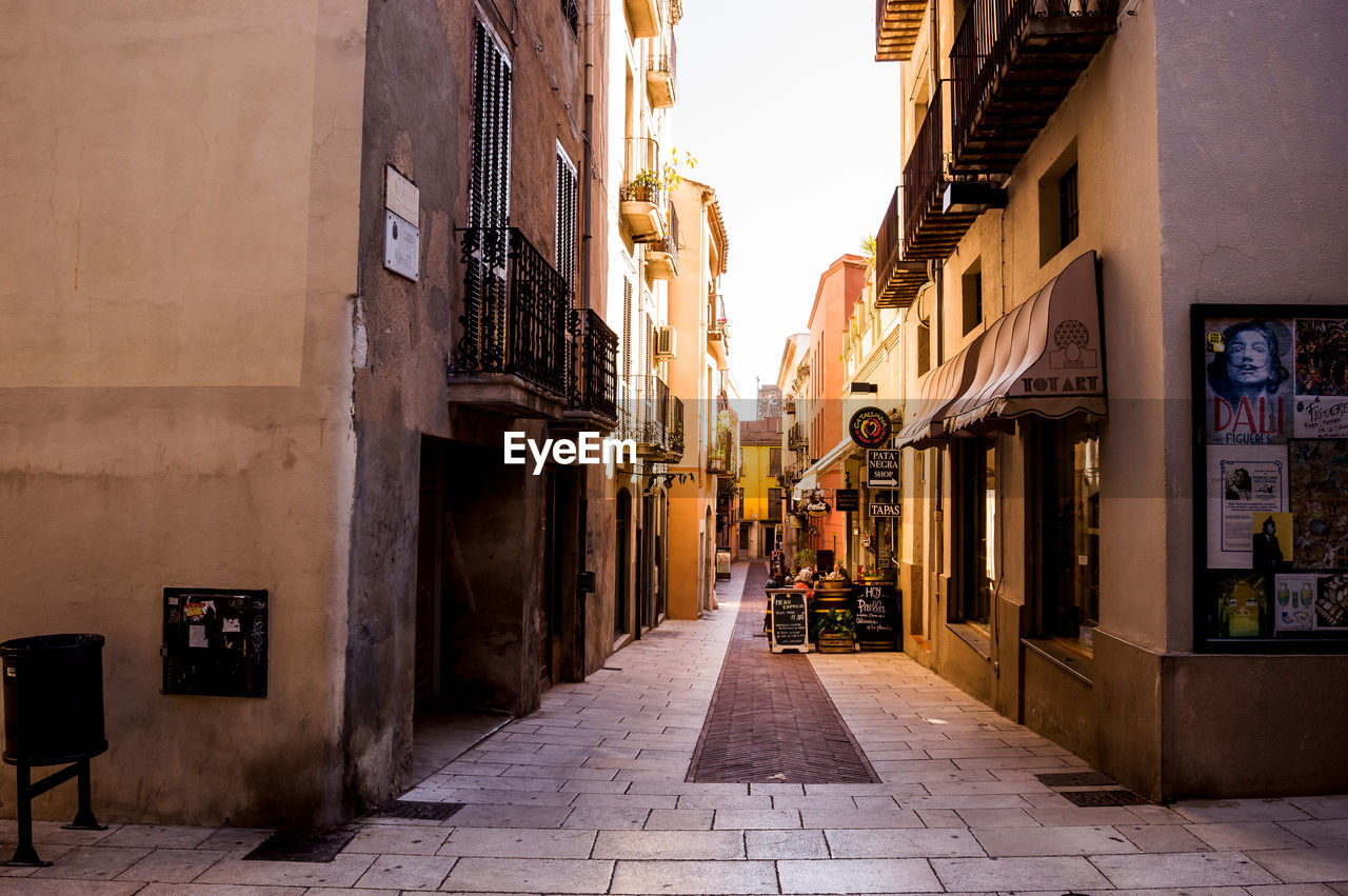 ALLEY AMIDST BUILDINGS IN CITY