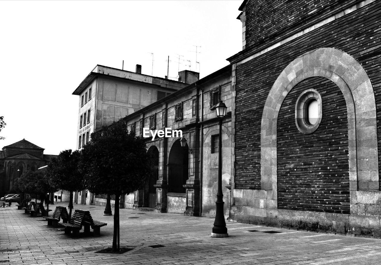 VIEW OF OLD BUILDING IN CITY