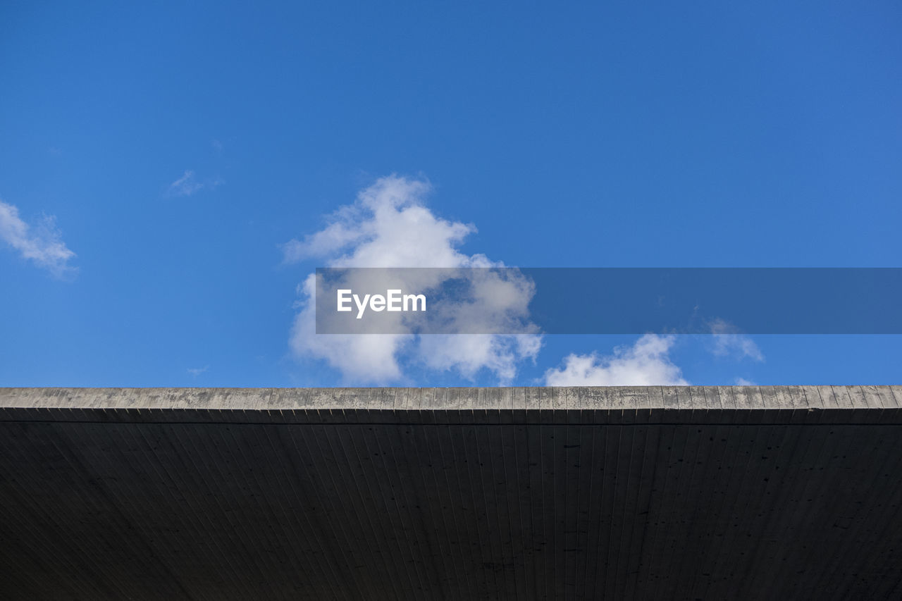 LOW ANGLE VIEW OF WALL AGAINST SKY