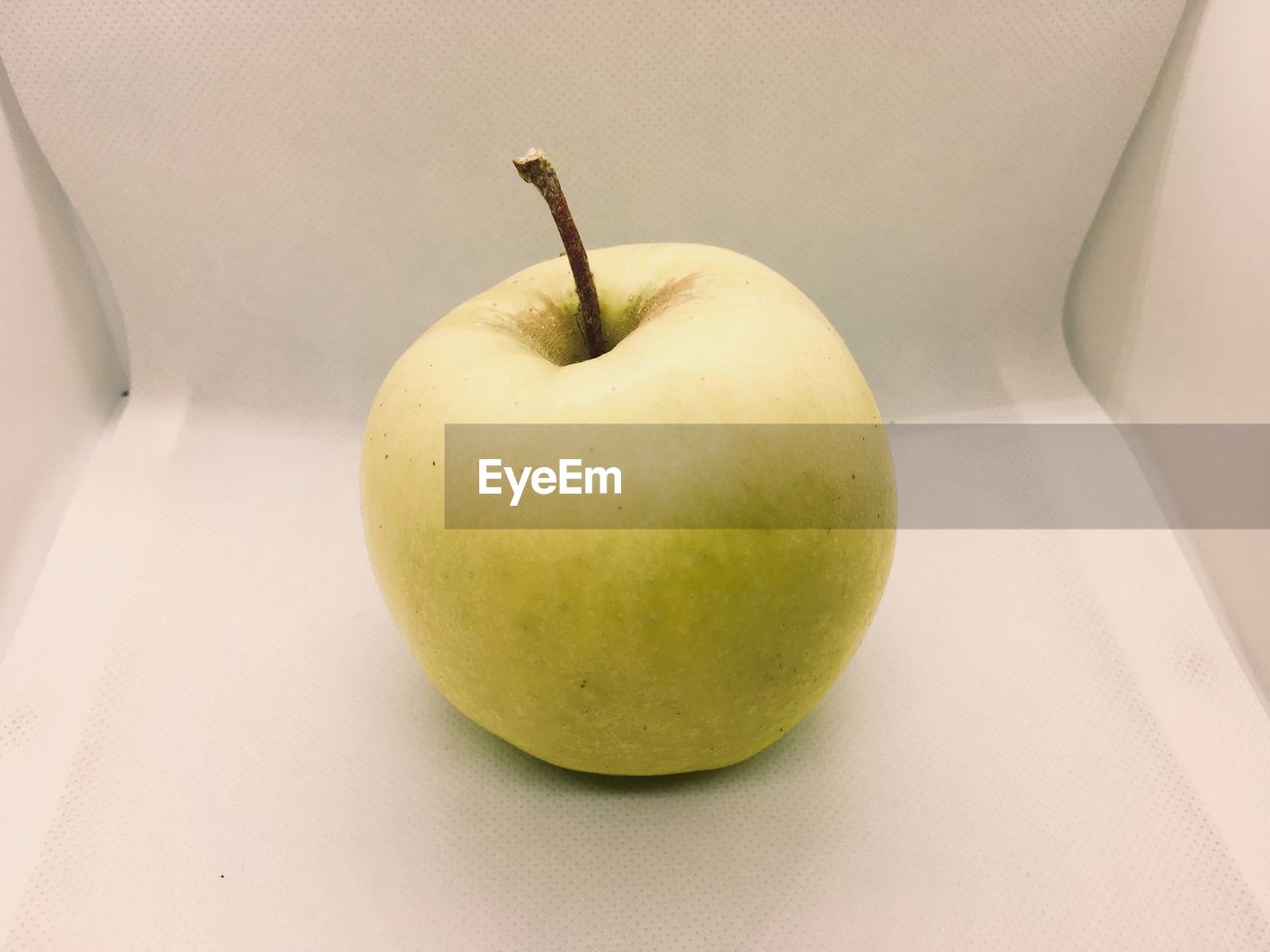 CLOSE-UP OF APPLES ON TABLE