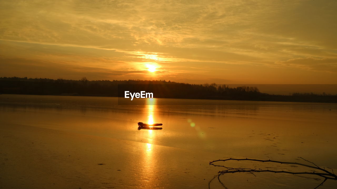 SCENIC VIEW OF LAKE AGAINST SUNSET SKY