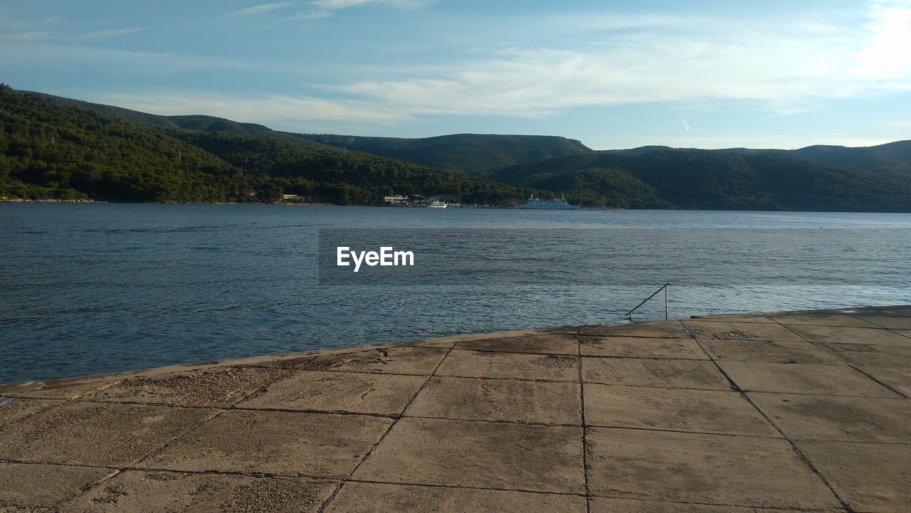 SCENIC VIEW OF SEA AND MOUNTAINS AGAINST SKY