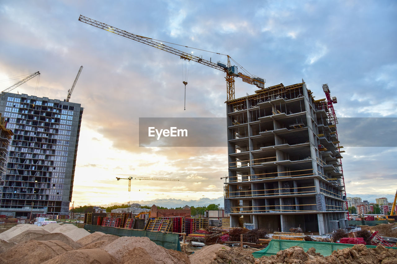 LOW ANGLE VIEW OF BUILDINGS AGAINST SKY