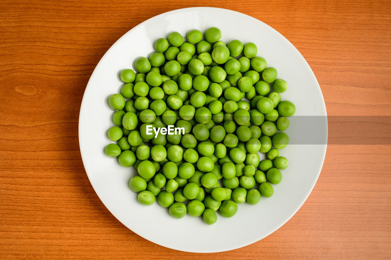 HIGH ANGLE VIEW OF GREEN VEGETABLES ON TABLE