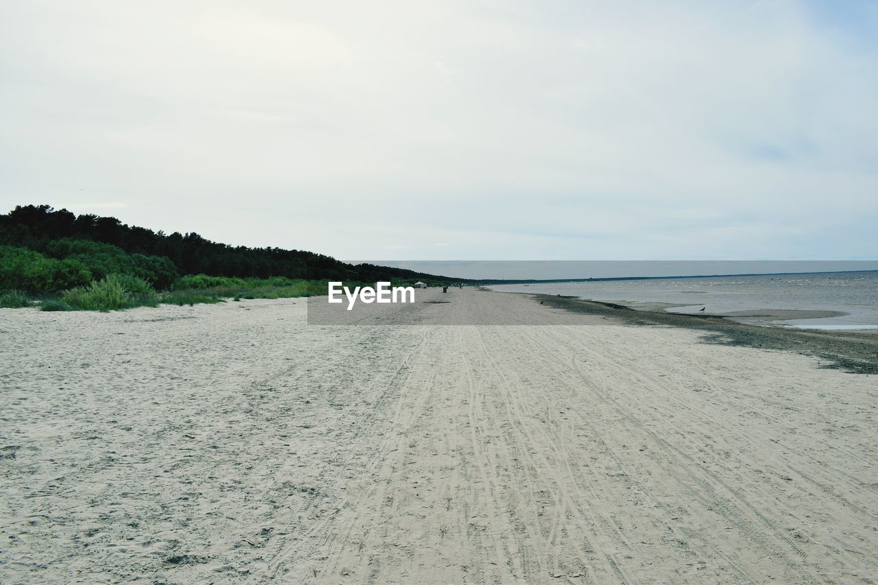 PANORAMIC VIEW OF BEACH AGAINST SKY