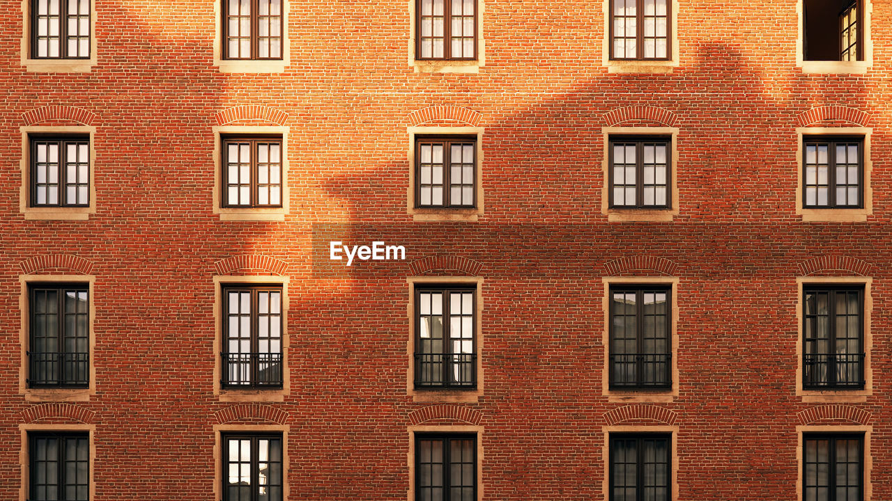 FULL FRAME SHOT OF BUILDING WITH WINDOWS