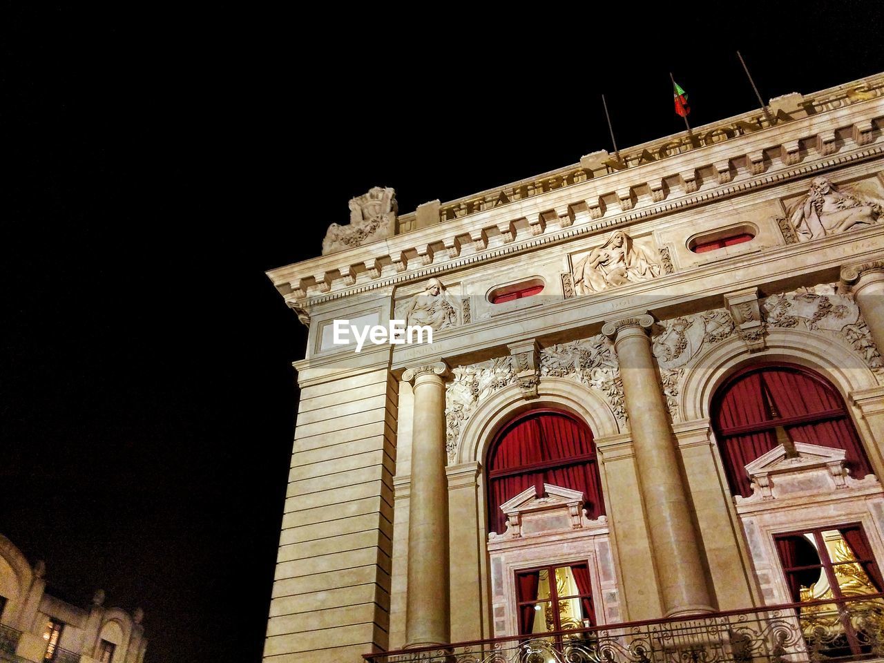 LOW ANGLE VIEW OF HISTORICAL BUILDING AGAINST SKY AT NIGHT