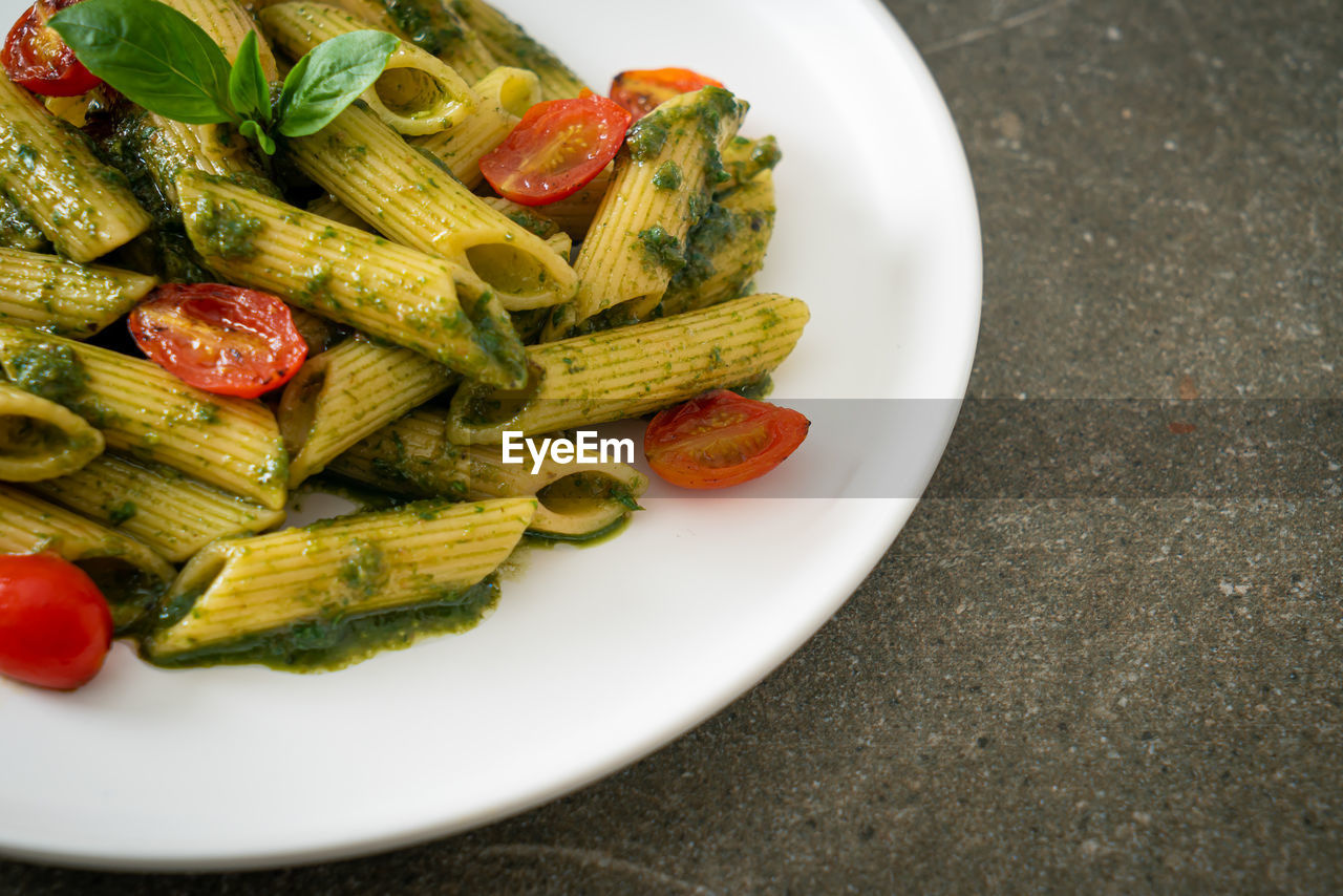 HIGH ANGLE VIEW OF SALAD SERVED IN PLATE ON TABLE