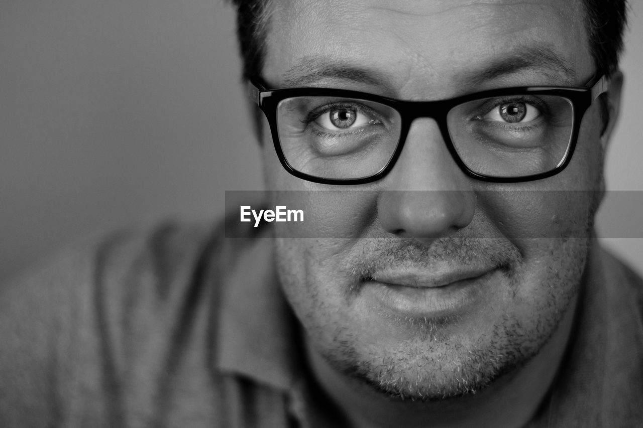 CLOSE-UP PORTRAIT OF MAN WEARING EYEGLASSES