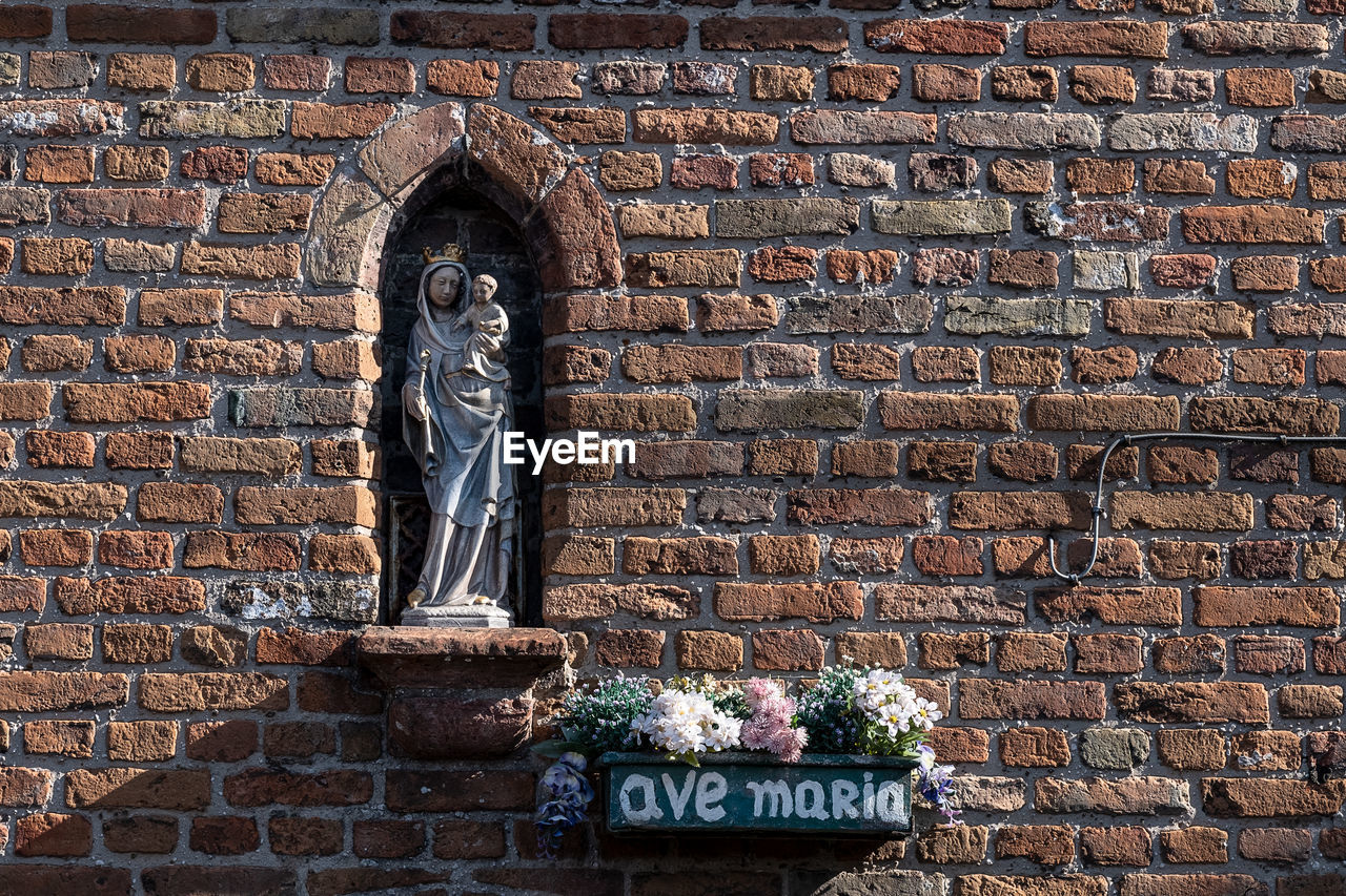 Statue of the holy maria and child