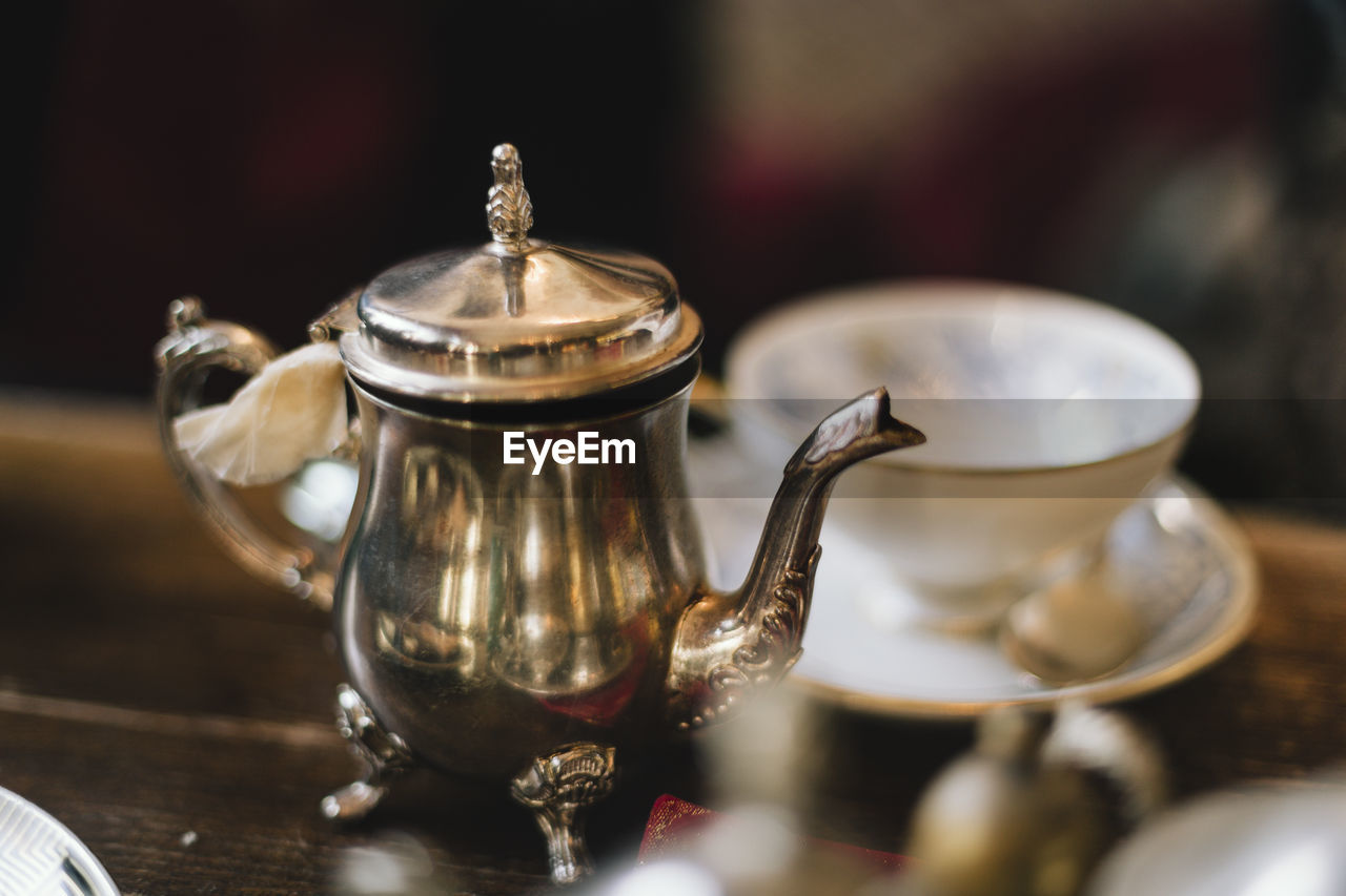 CLOSE-UP OF TEA IN CUP ON TABLE