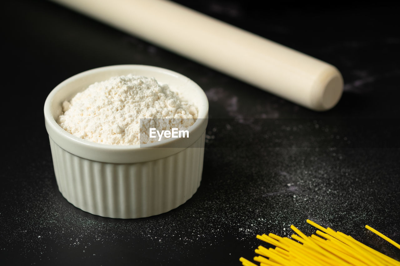 HIGH ANGLE VIEW OF BREAD IN BOWL