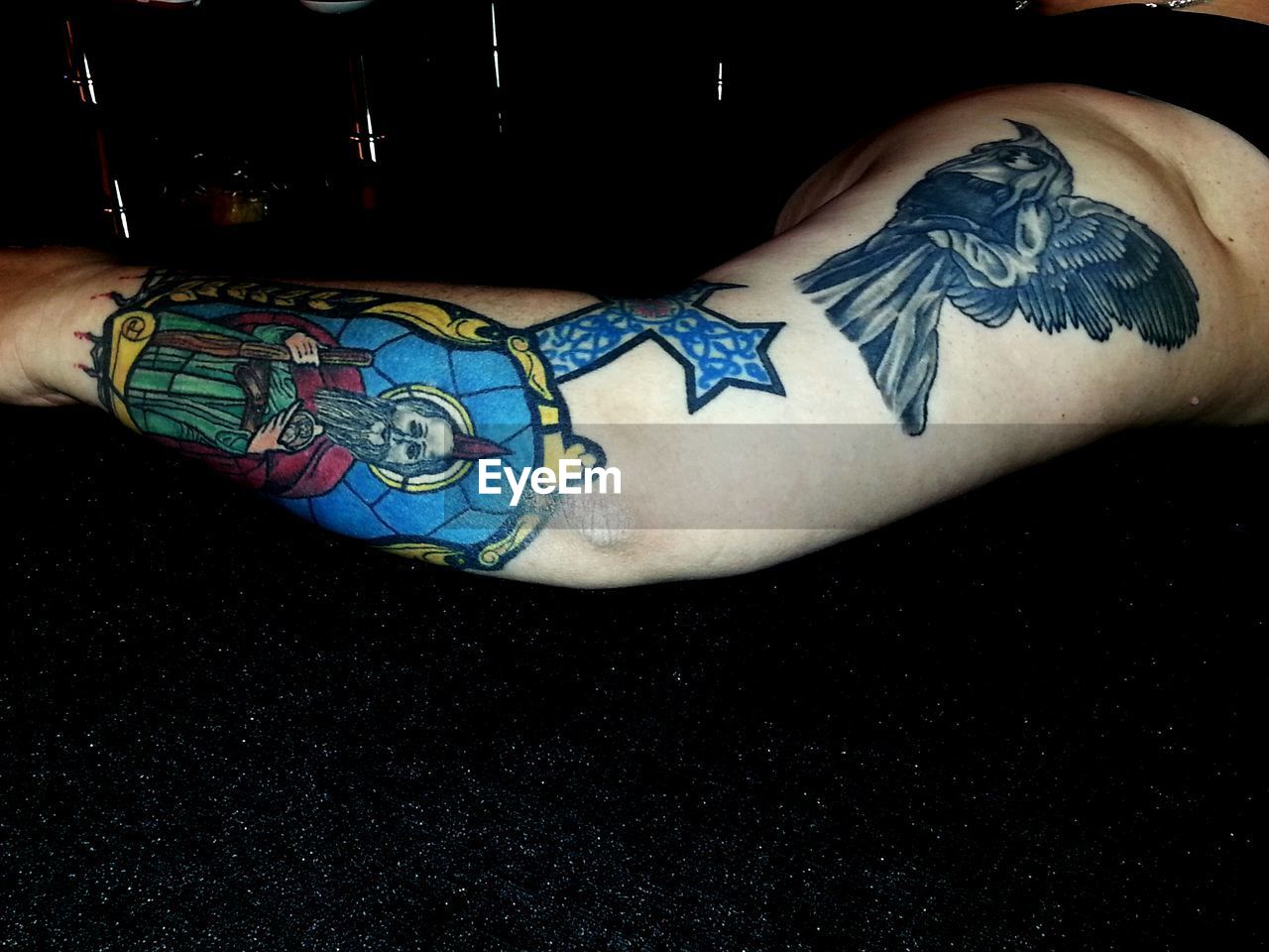 CLOSE-UP OF HUMAN HAND