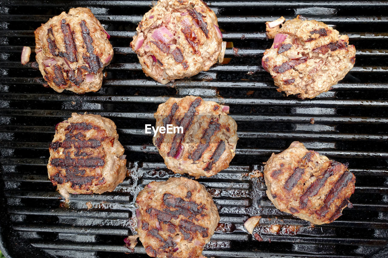 HIGH ANGLE VIEW OF BARBECUE GRILL