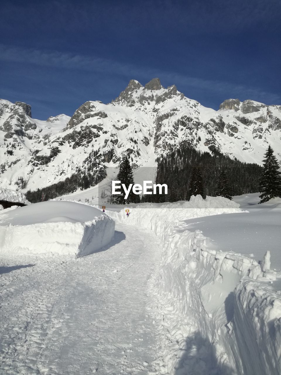 SNOWCAPPED MOUNTAIN RANGE AGAINST SKY